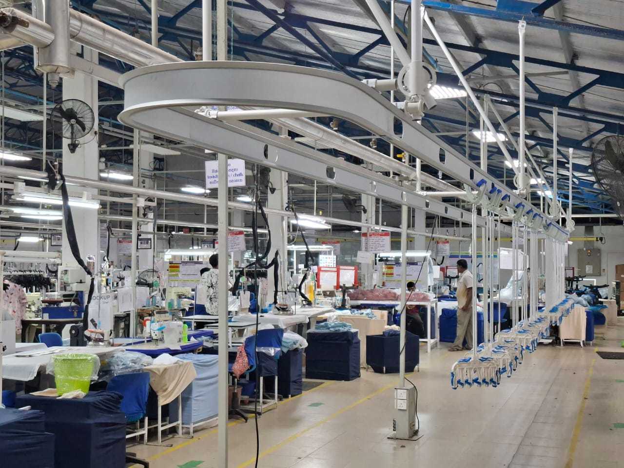 Blog perusahaan terbaru tentang Sistem conveyor gantung sedang diinstal